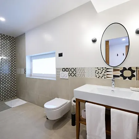 Hisa Ancka, Sencur - 3 Min To The Airport 호텔 3*