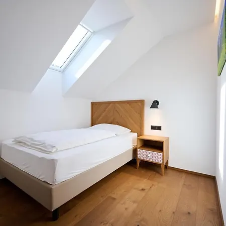 Hisa Ancka, - 3 Min To The Airport 3*