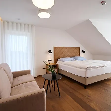 Hisa Ancka, - 3 Min To The Airport